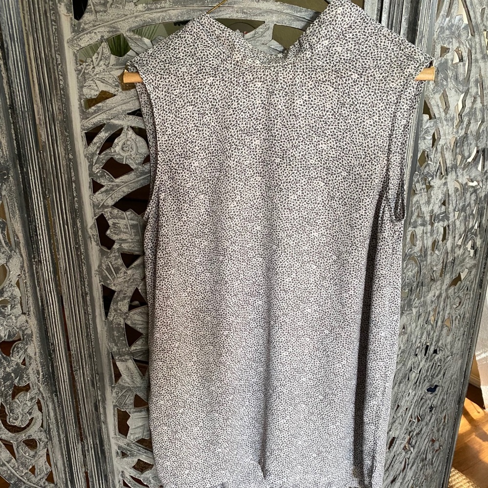 Speckled sleeveless professional blouse
